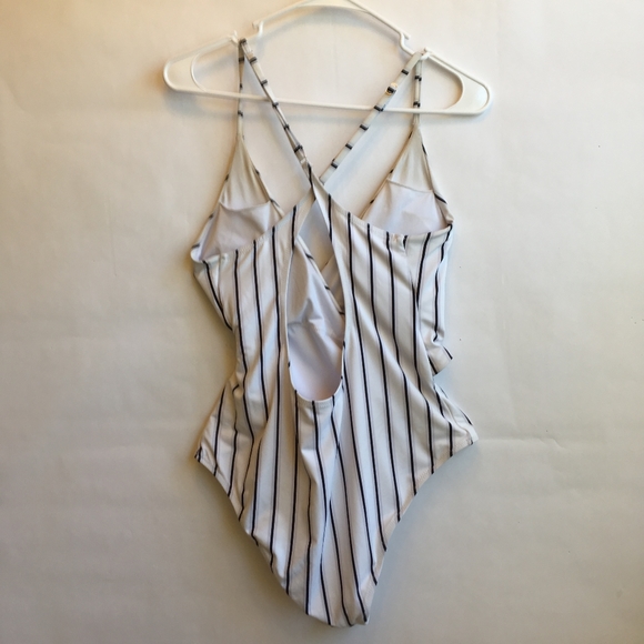 CUPSHE STAY YOUNG BLACK & WHITE SWIMSUIT - Picture 4 of 6